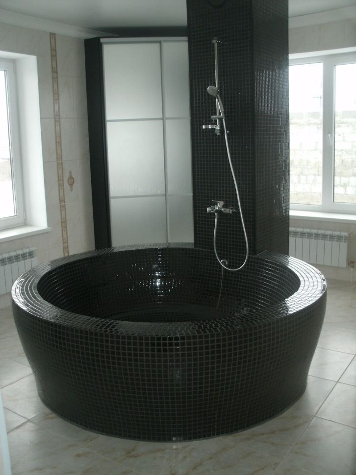 Самодельная ванная ванн. Круглая ванна из кирпича. Круглая ванна. Ванна круглая черная. Черная угловая ванна.